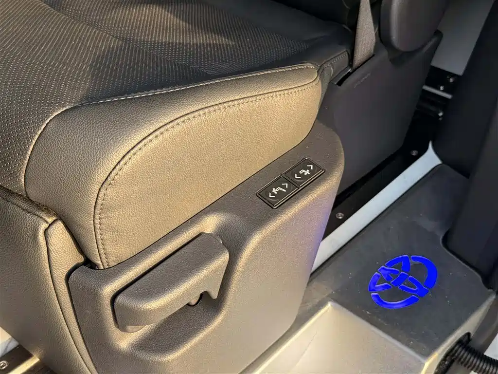 Toyota Sienna 2023 — фото 17