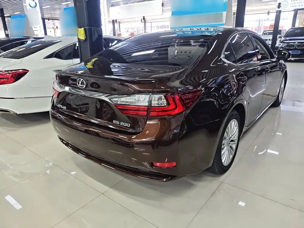 Lexus ES 2016 — фото 12