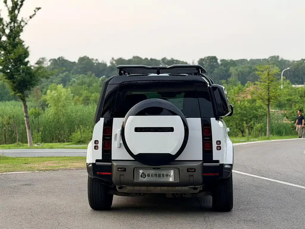 Land Rover Defender 2023 — фото 19