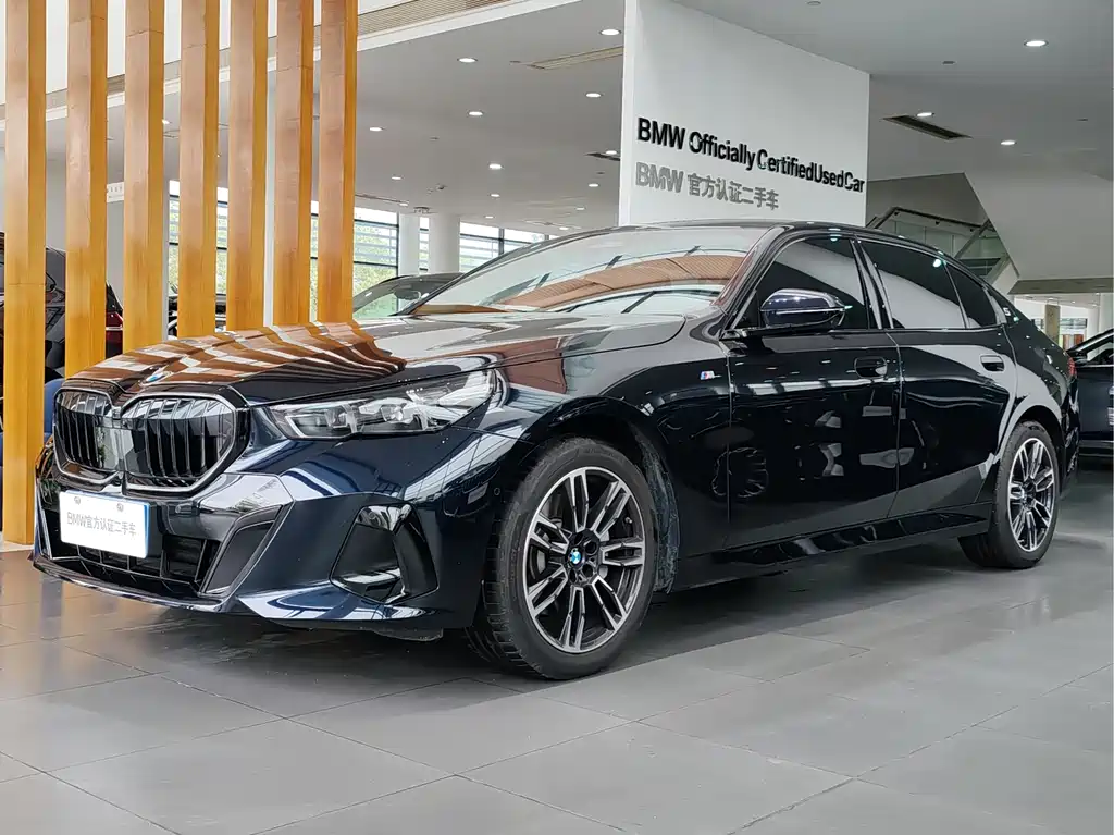BMW 5 Series 2025 — фото 1