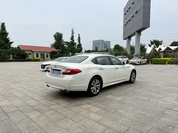 Infiniti Q70 2014