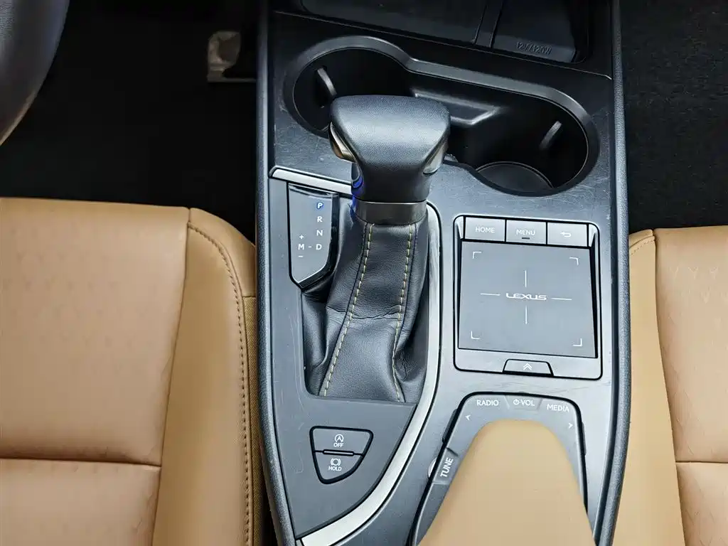 Lexus UX 2021 — фото 13
