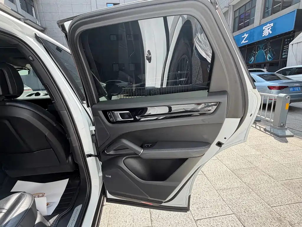 Porsche Cayenne 2023 — фото 12
