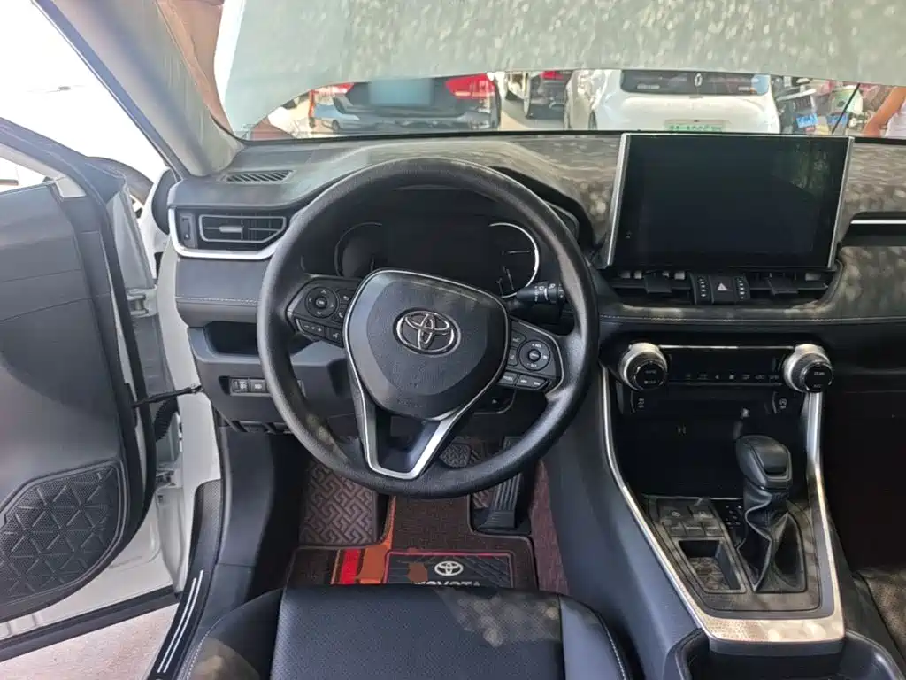 Toyota RAV4 2022 — фото 11