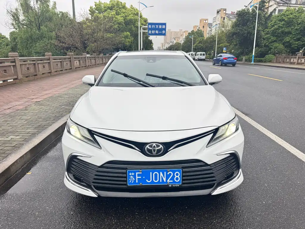 Toyota Camry 2022 — фото 1