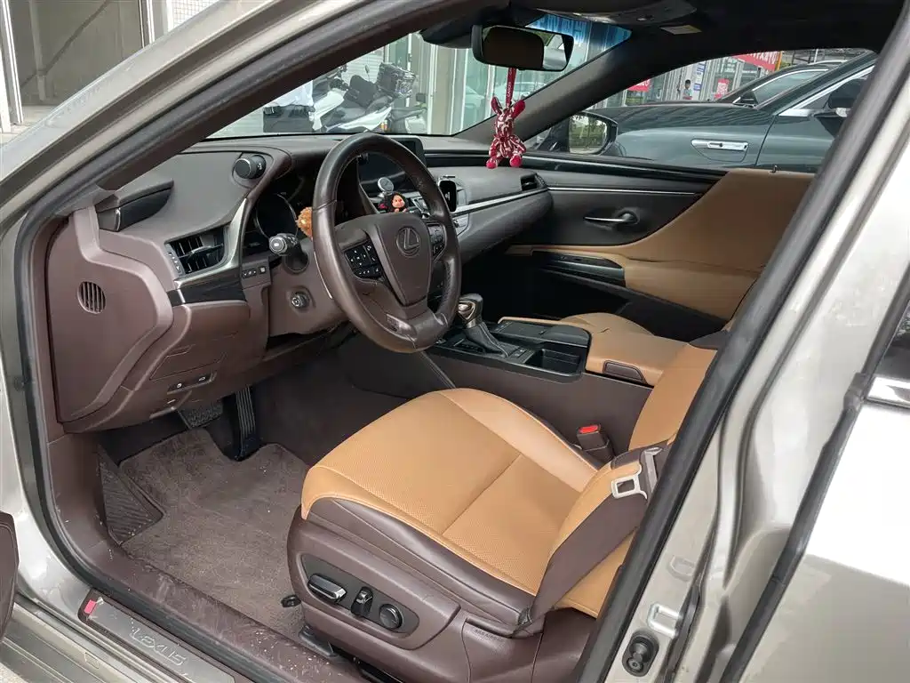 Lexus ES 2020