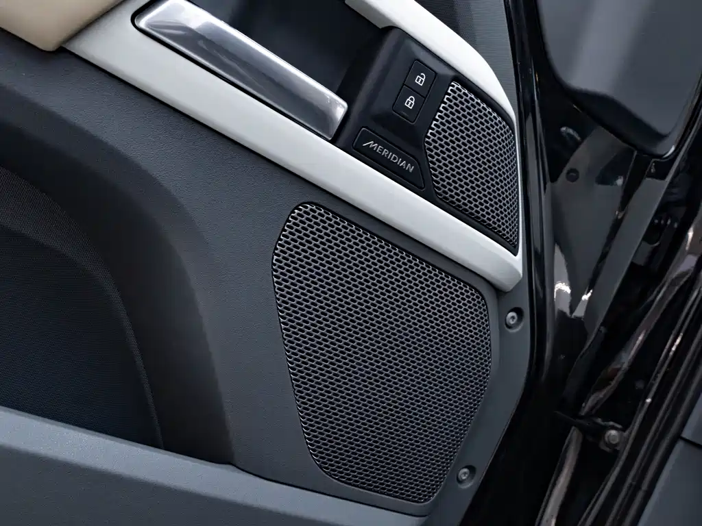 Land Rover Defender 2022 — фото 17