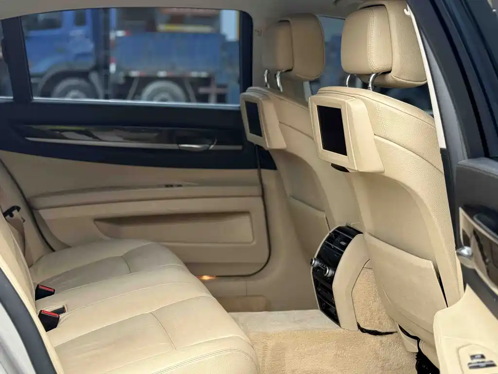 BMW 7 Series 2011 — фото 16