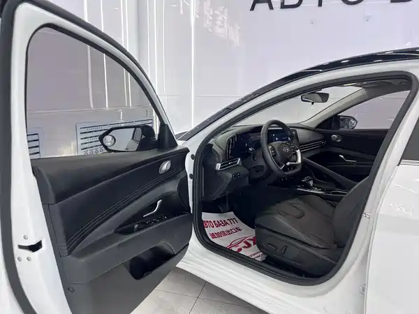 Hyundai Elantra 2023