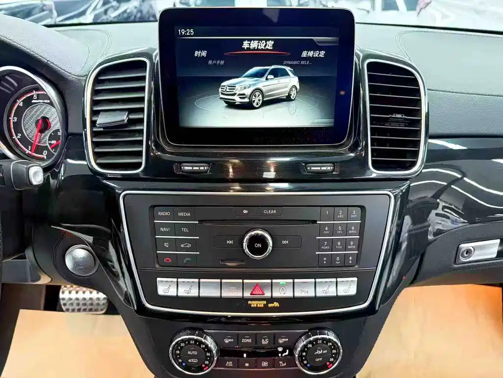 Mercedes-Benz GLS AMG 2017 — фото 11