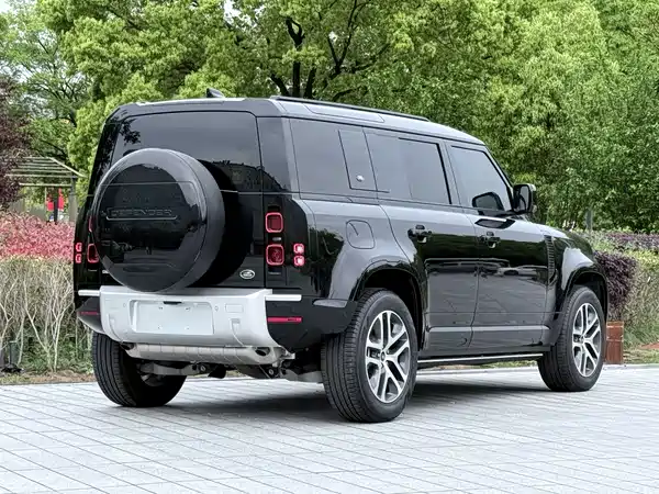Land Rover Defender 2024
