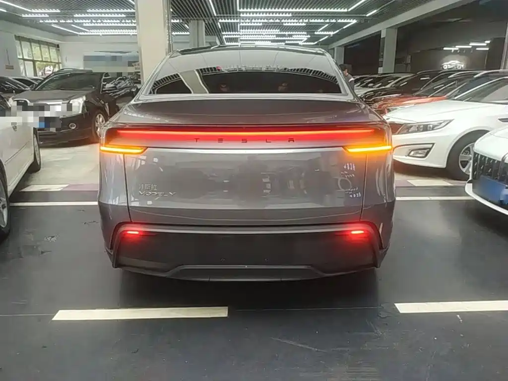 Tesla Model Y 2025