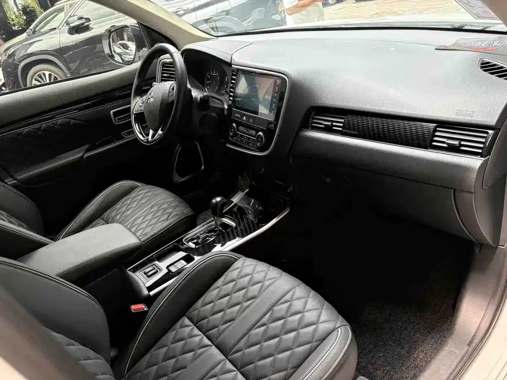 Mitsubishi Outlander 2023 — фото 10