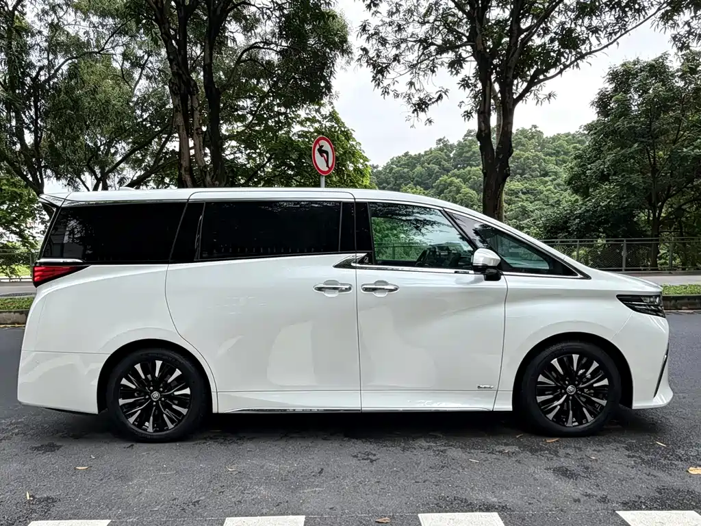 Toyota Alphard 2024 — фото 4