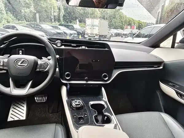 Lexus RZ 2023