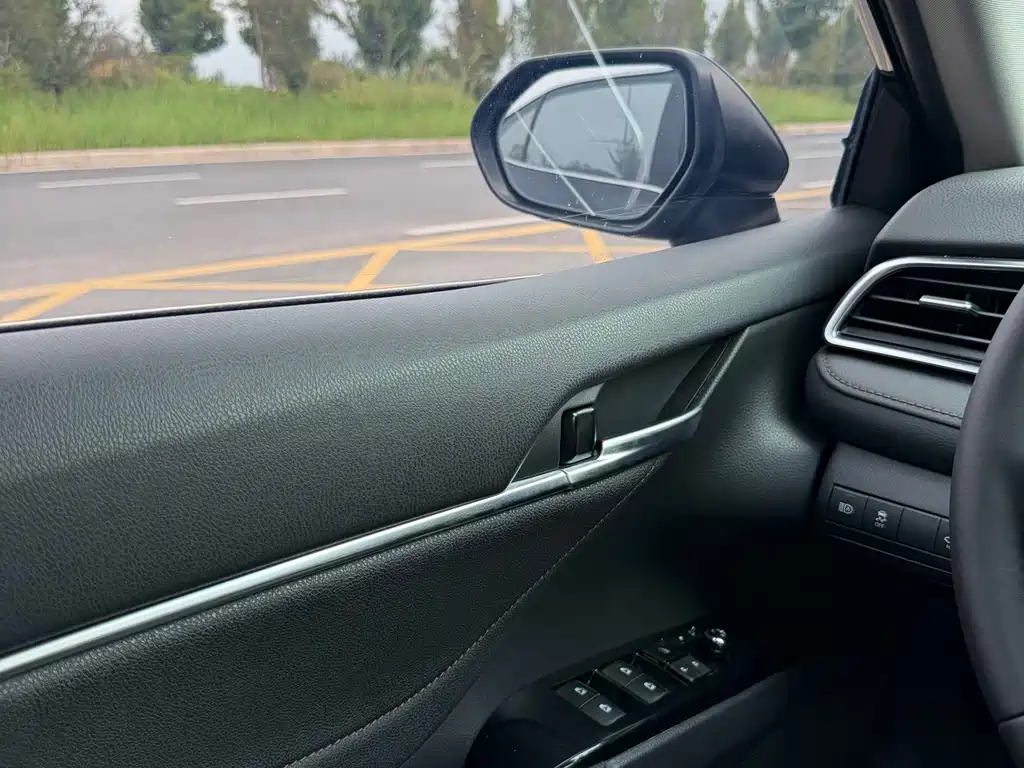 Toyota Camry 2019 — фото 16