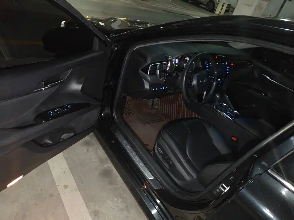 Toyota Camry 2019 — фото 12