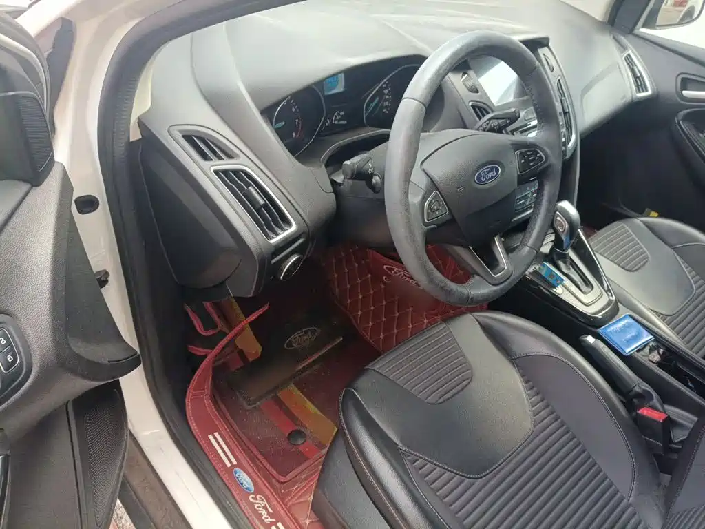 Ford Focus 2019 — фото 12