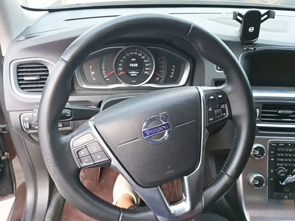 Volvo S60 2017 — фото 11