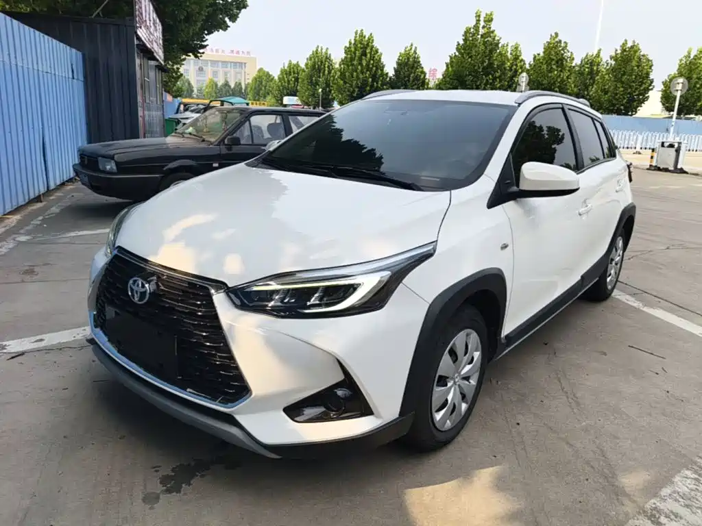 Toyota Yaris L 2022 — фото 1