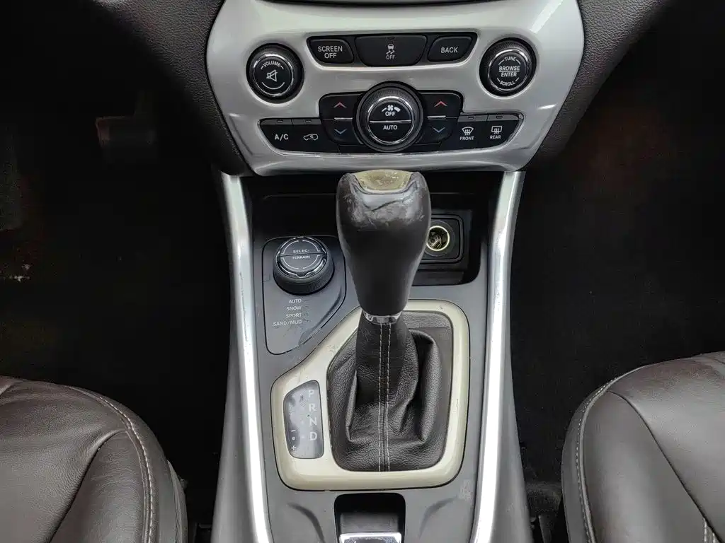 Jeep Cherokee 2014 — фото 13