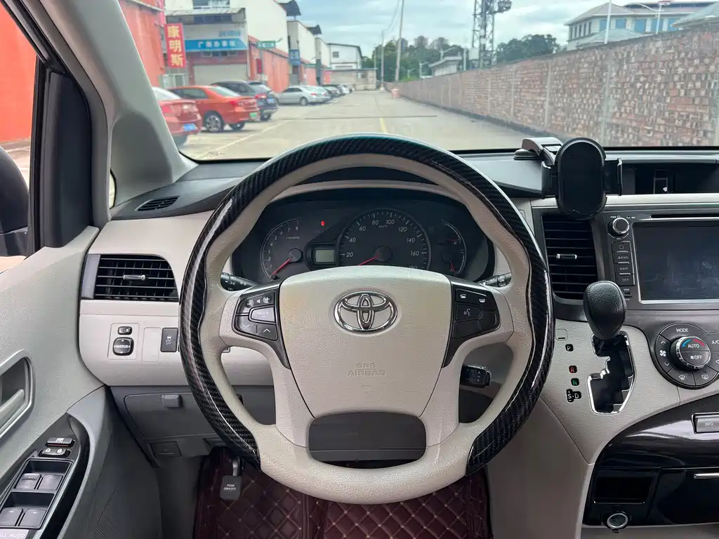 Toyota Sienna 2016 — фото 18