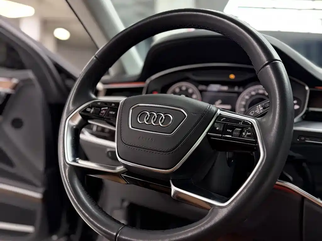 Audi A8 2022 — фото 12