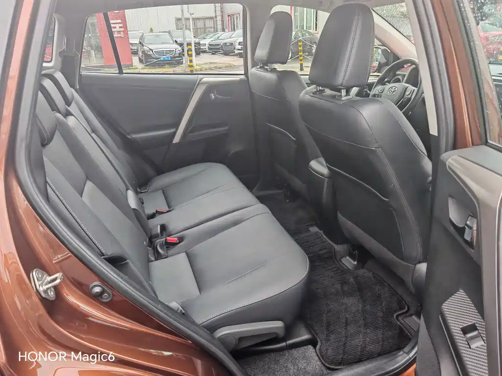 Toyota RAV4 2016 — фото 15