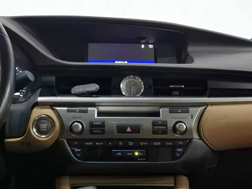 Lexus ES 2015 — фото 12