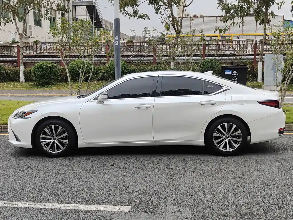 Lexus ES 2018 — фото 15