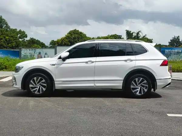Volkswagen Tiguan L Plug-In Hybrid 2021