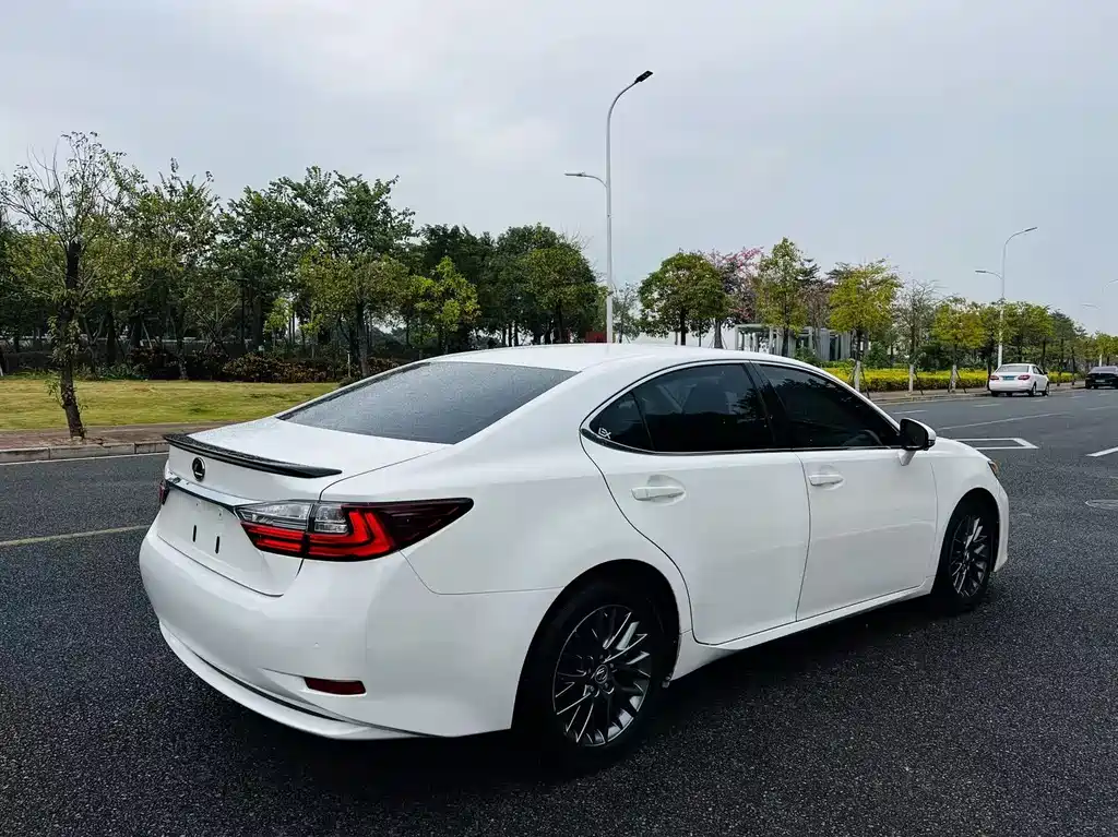 Lexus ES 2018 — фото 22
