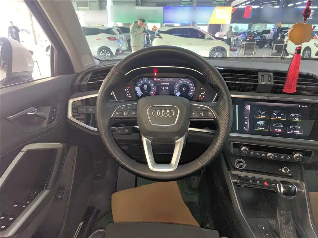 Audi Q3 2021 — фото 11