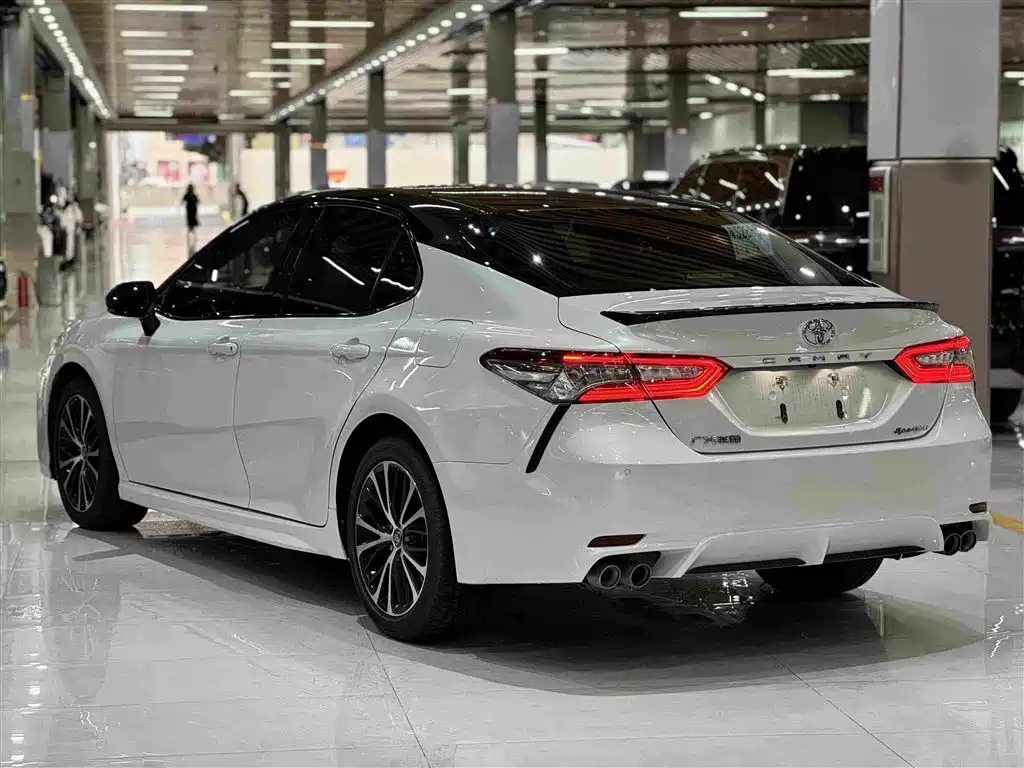 Toyota Camry 2019 — фото 6