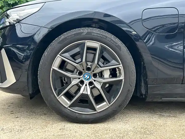 BMW i5 2025