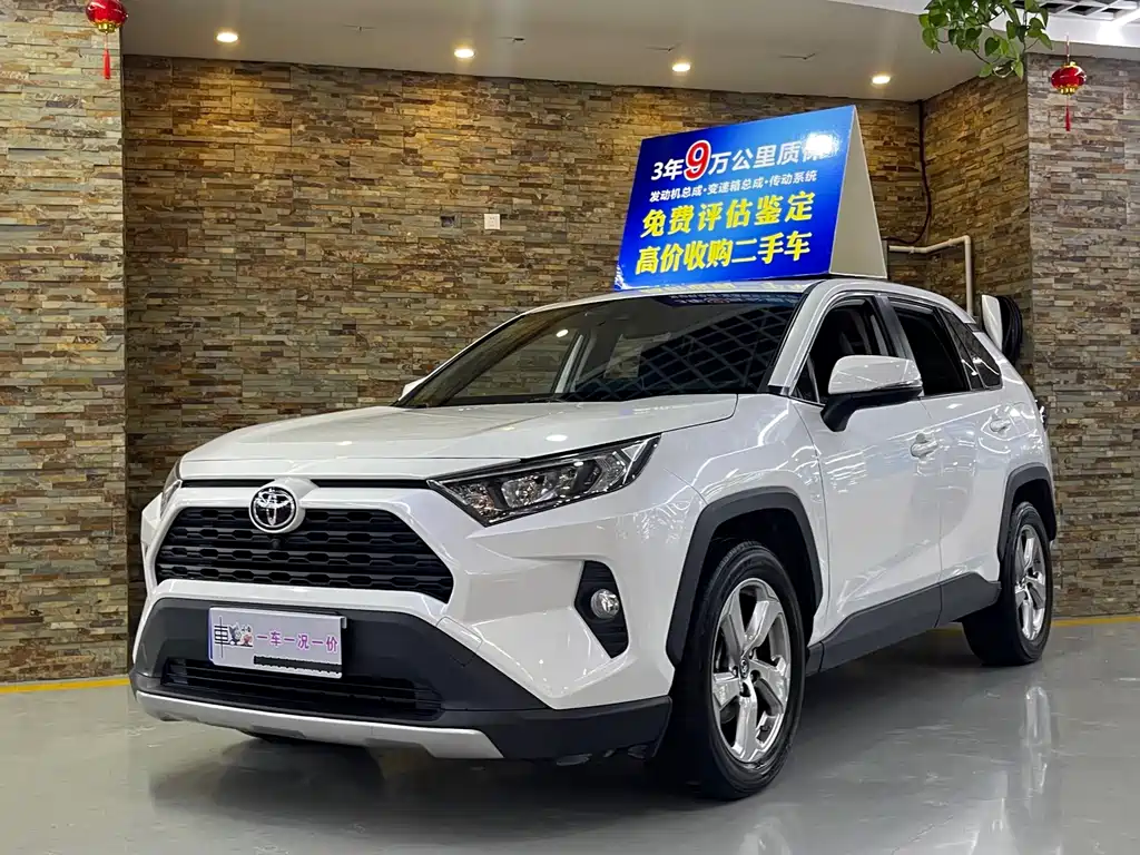 Toyota RAV4 2022 — фото 1
