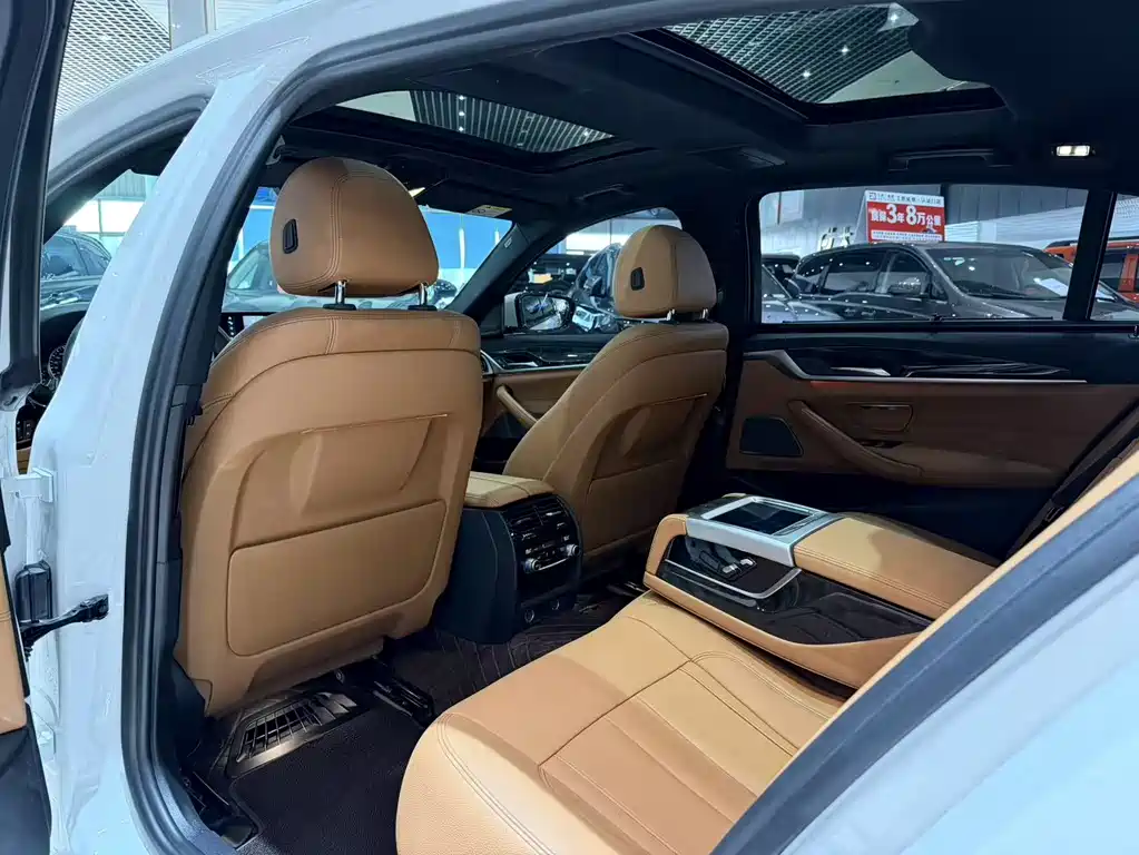BMW 5 Series 2018 — фото 11