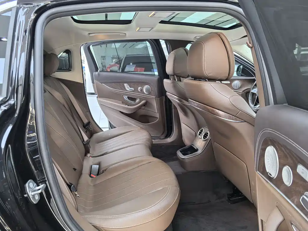 Mercedes-Benz E-Class 2023 — фото 12
