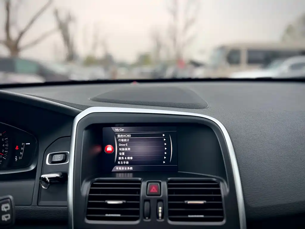 Volvo XC60 2017 — фото 15