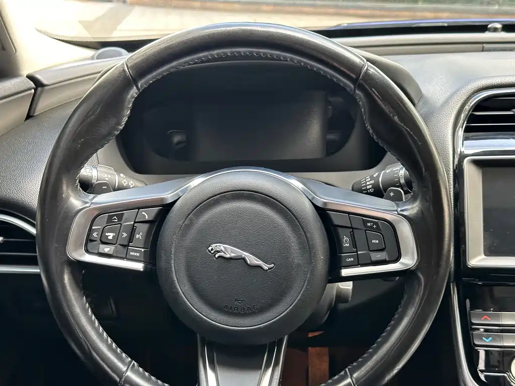 Jaguar XEL 2018 — фото 13