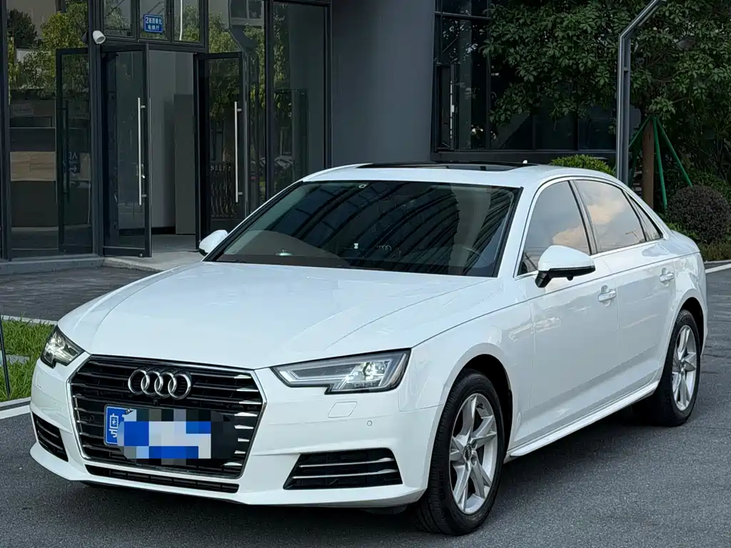 Audi A4L 2018 — фото 1