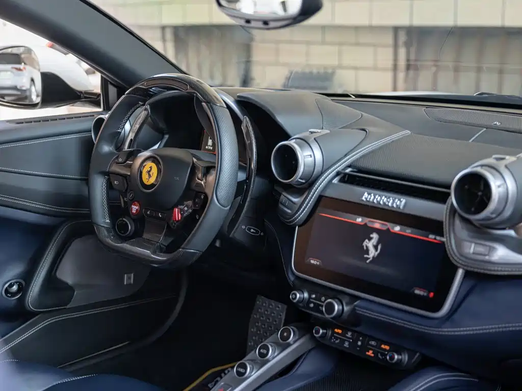 Ferrari GTC4Lusso 2017 — фото 10