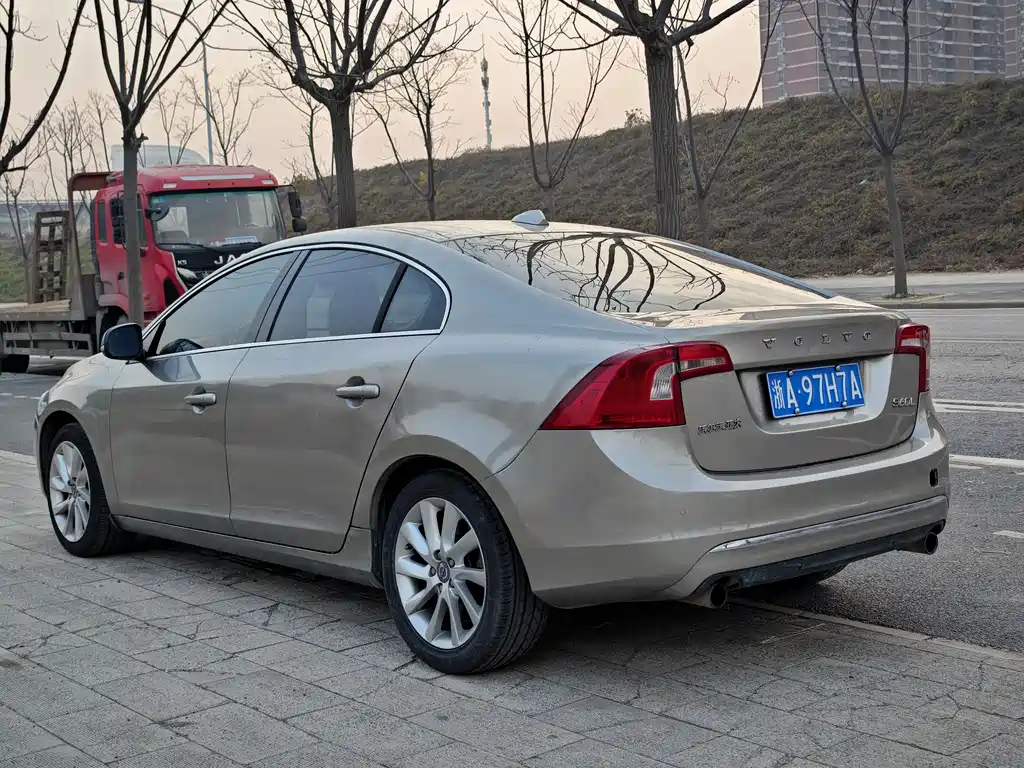 Volvo S60 2015 — фото 17