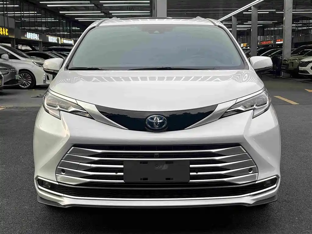 Toyota Sienna 2023 — фото 3