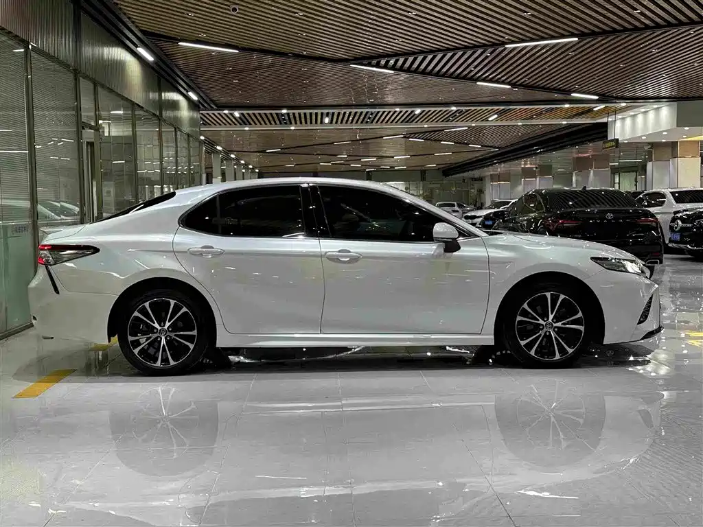 Toyota Camry 2021 — фото 4