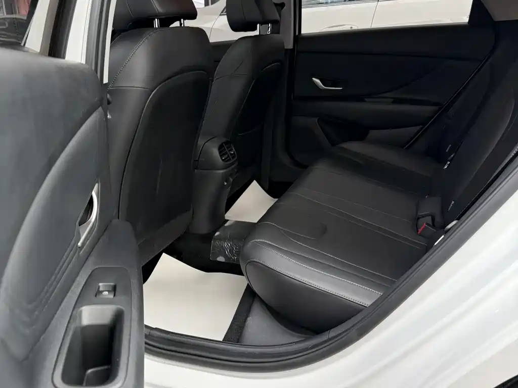 Hyundai Elantra 2023 — фото 13