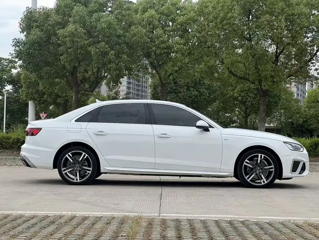 Audi A4L 2022 — фото 3