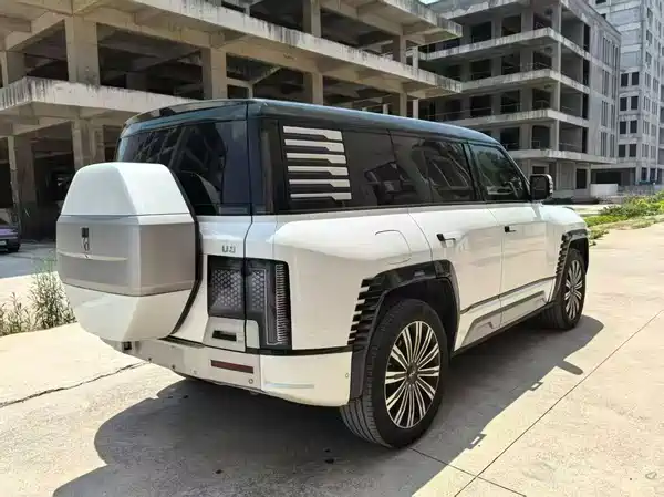 Yangwang U8 2024