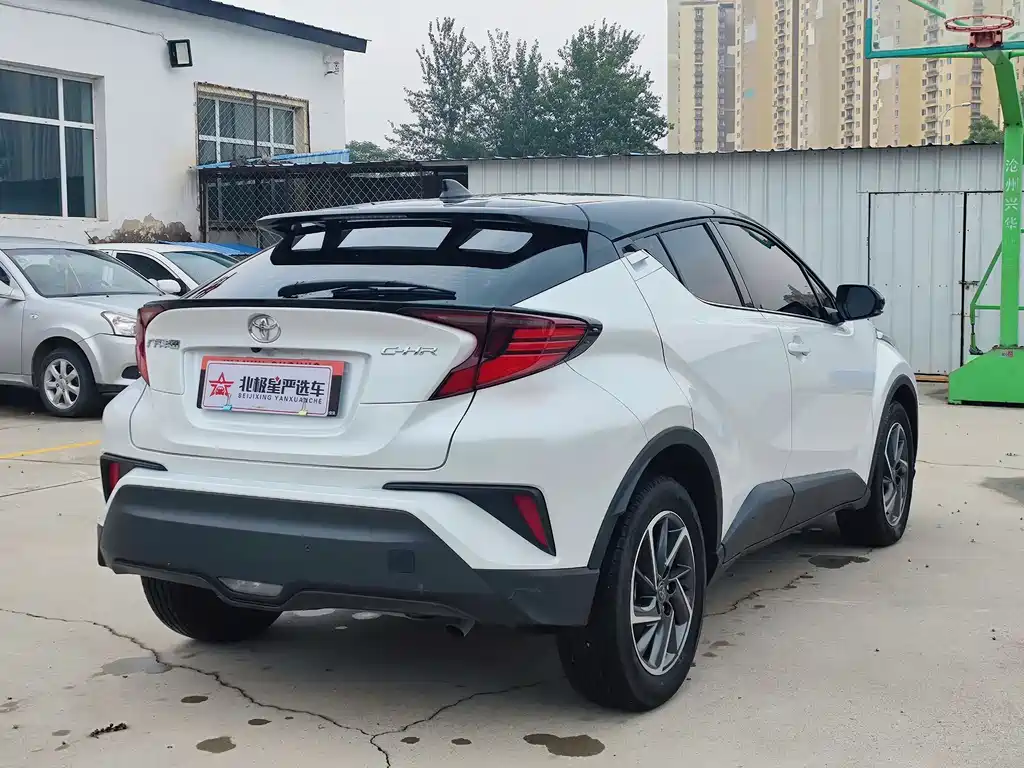Toyota C-HR 2023 — фото 2
