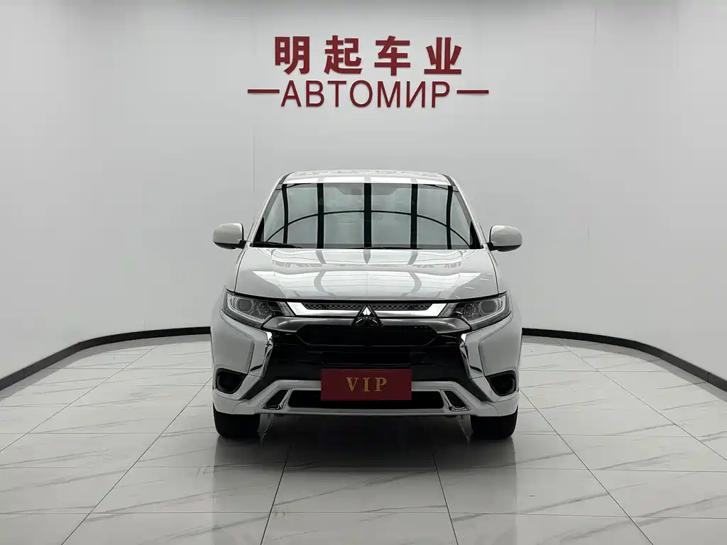 Mitsubishi Outlander 2023 — фото 2